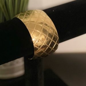 NWOT: Gold Tone Cuff Bracelet